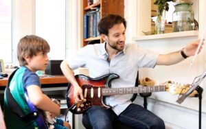 Jesse Boxer Meyrowitz teaching child guitar in Los Angeles